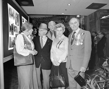 882436 Afbeelding van het bezoek van enkele veteranen van het Reconnaissance Regiment van de 49th West Riding Division ...